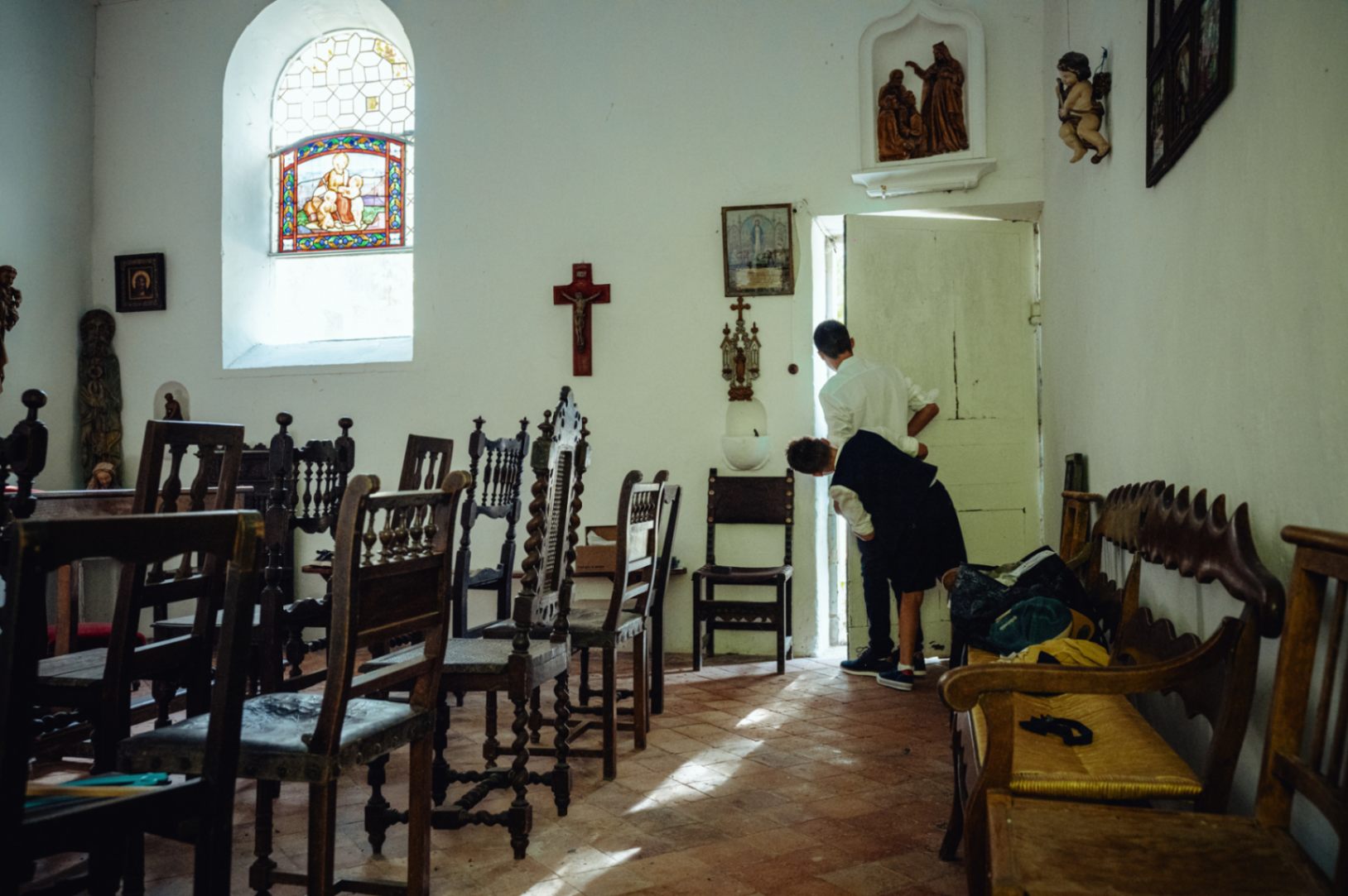 préparatifs des enfants des mariés dans la chapelle du Domine du Chalonge