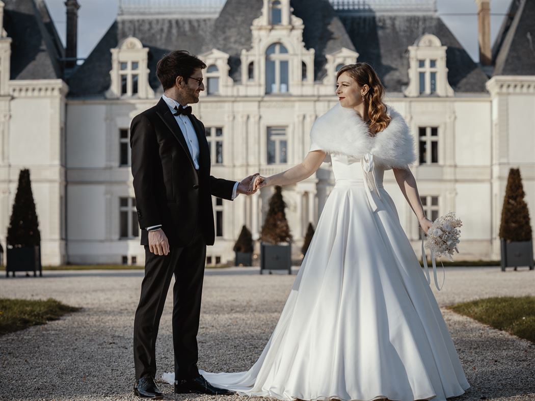 couple de mariés devant la façade du chateau de maubreuil-seance de photos de couple