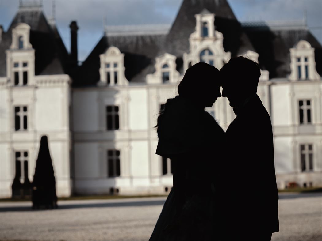 silhouette d'un couple devant le chateau de maubreuil-seance de photos de couple